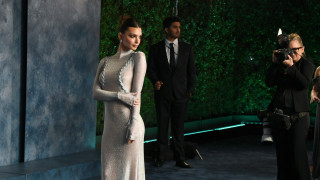 Емили Ратайковски и прозрачната ѝ рокля