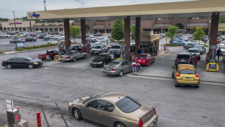 Шофьорите в югоизточните щати на САЩ образуваха опашки за да