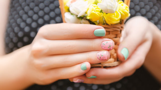 Пролетта определено се усеща по цъфналите дървета зелената трева както