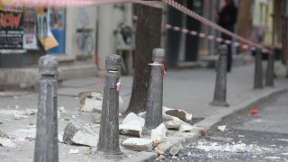 Голямо парче мазилка от блок падна и разкъса крака на