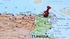 Най-малко 34 мигранти са в неизвестност след потъване на лодка край Тунис
