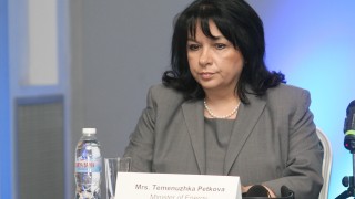 Теменужка Петкова остава министър заради подкрепата на Борисов