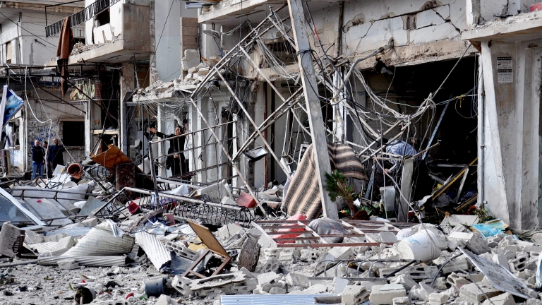 Десетки убити при боеве в град до сирийско-турската граница 