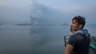 Внезапното изригване на вулкана Таал във Филипините предизвика масова евакуация Над