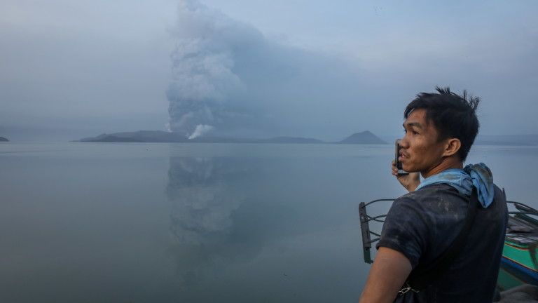 Внезапното изригване на вулкана Таал във Филипините предизвика масова евакуация.