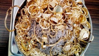 718 грама златни и сребърни накити са открили митничари в бельото