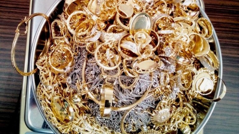 718 грама златни и сребърни накити са открили митничари в