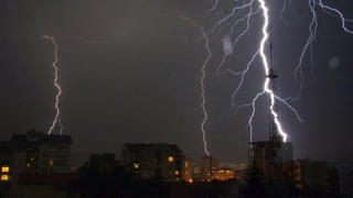 Когато навън има гръмотевична буря трябва бързо да се скрием