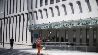 Картелът ОПЕК постигна споразумение да удължи ограниченията за добив на