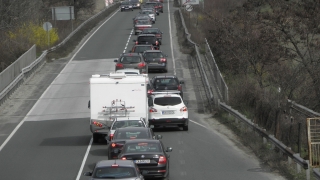 Интензивен трафик и огромни тапи по пътищата в Югозападна България