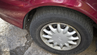 Десет автомобила осъмнаха с нарязани гуми в Пловдив