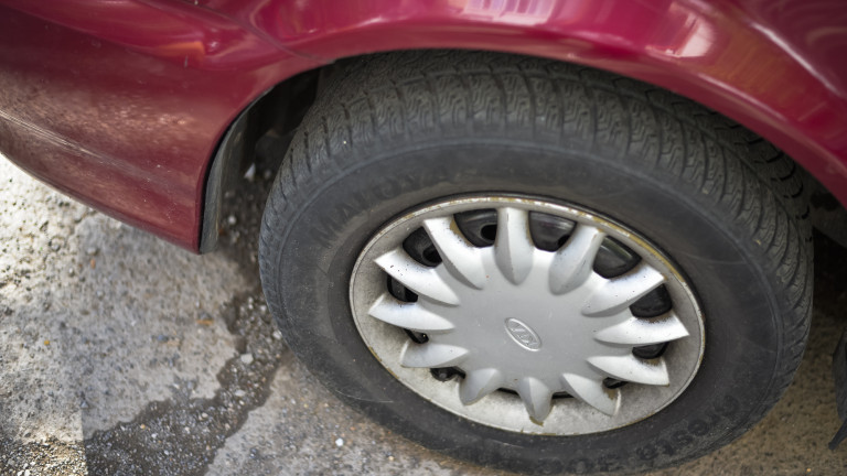 Обвиниха възрастен мъж, плащал на непълнолетни да пукат гуми