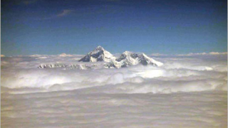 Олимпийският огън минава през Еверест