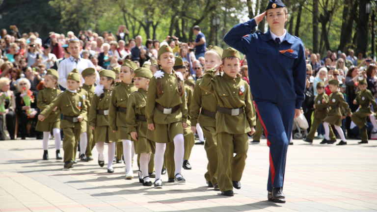 В Русия накараха деца да маршируват на „парад на предучилищните войски“
