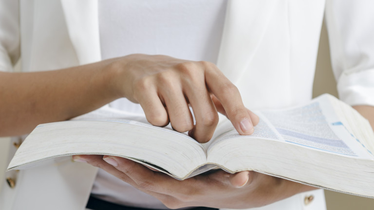 "Парасоциален": Речникът на Кеймбридж обяви думата на 2025 г.  