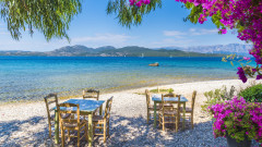 "Тук имаше плаж, сега го няма": Климатичните промени засягат основния поминък в Гърция