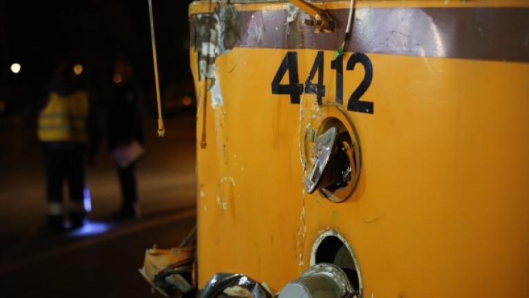 Тежка катастрофа между автомобил и трамвай в София