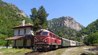 Родопската теснолинейка блъсна мъж във Велинград съобщава БНТ Той е с