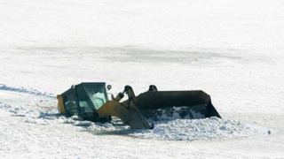 Снегопочистваща машина пропадна в езеро