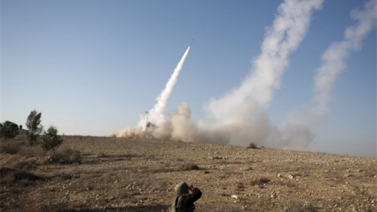 Израел обстрелва с ракети военна база край Дамаск