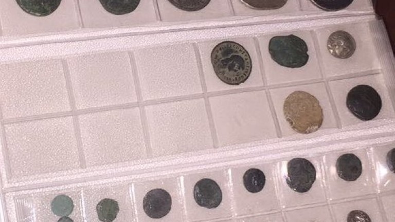 Иззеха незаконни старинни монети и метално острие от къща в село Ивайло