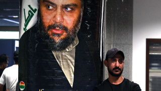 Шиитският имам Муктада ал Садр чиито привърженици протестират срещу назначаването на