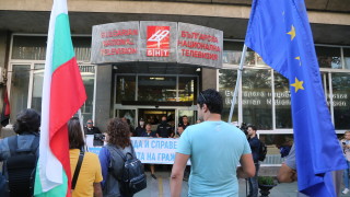 Протестиращи изненадващо блокираха сградата на БНТ