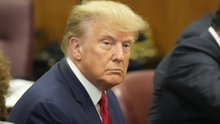 Съдебното преследване на бившия президент Доналд Тръмп раздели поравно американците