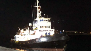 Италиански благотворителен кораб бе ескортиран в пристанището на Лампедуза от