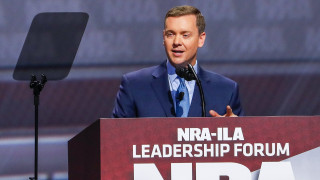 Главният лобист на Националната оръжейна асоциация на САЩ твърди че