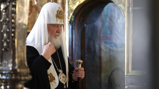 Руският патриарх Кирил не е тръгнал да стреля с калашник