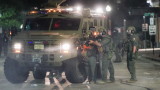  Уисконсин прикани националната армия в безредици след полицейска пукотевица по негър 