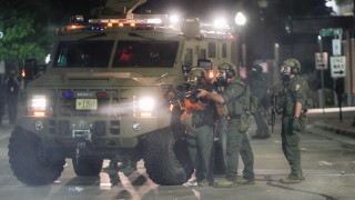 Уисконсин призова националната гвардия в размирици след полицейска стрелба по чернокож