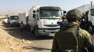 Хуманитарни служители казват че стотици камиони превозващи жизненоважни доставки се
