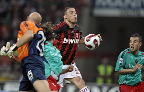 Милан с безпроблемен успех срещу Каляри