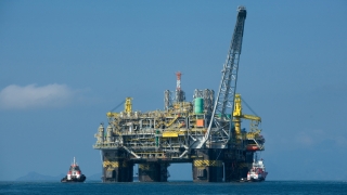 Силен ръст на запасите в САЩ и опасения за Япония свалят петрола