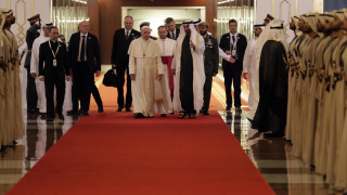 Папа Франциск пристигна в Обединените арабски емирства съобщи RFI Това е