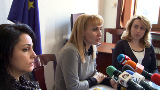 И министър Ковачева си писа Отличен (6)