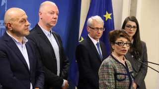 Бял пушек над или по точно в парламента след цял