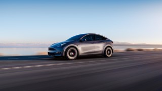 Компанията за електромобили на Илон Мъск Tesla намали цените за