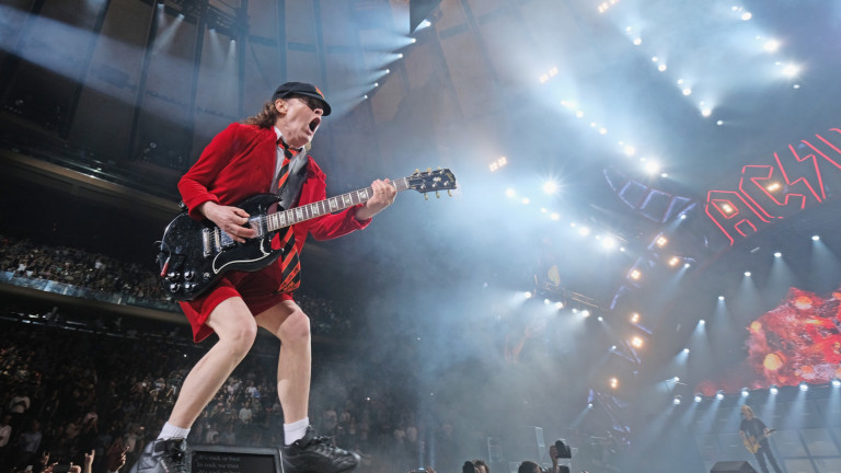 Защо Ангъс Йънг от AC/DC носи ученическа униформа на концертите им