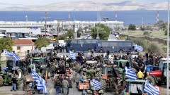 Гръцките фермери продължават да блокират ключови гранични пунктове