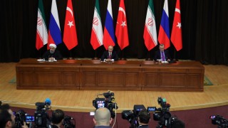 Руският лидер Владимир Путин се ръкува с турския си колега