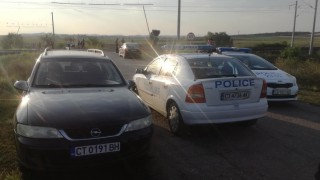 Два влака последователно удариха автомобил в междугарието Михайлово Калояново