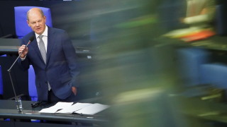 Германският финансов министър Олaф Шолц се оказа в горещ стол