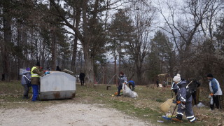 За пореден път паркът над гимназията в Мездра е превърнат