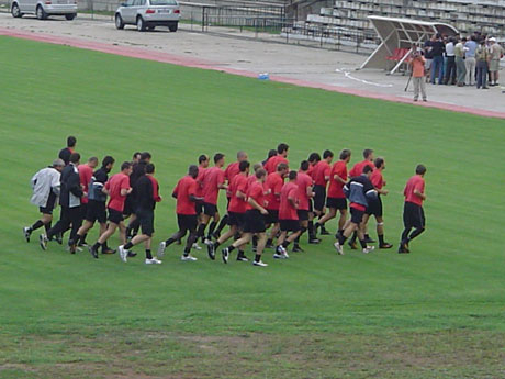 Защитник на Локо (Пд) с травма след мача с Локо (Мз)