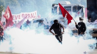 Арести и ранени при протестите в Бразилия