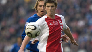 Късен гол на Хунтелаар носи точката на Аякс