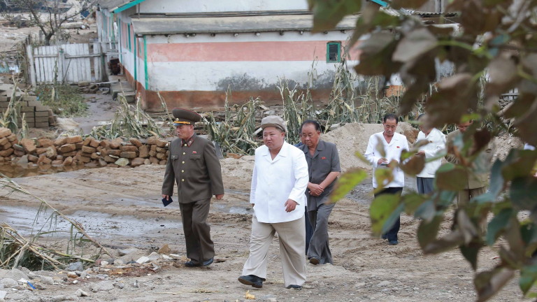 Лидерът на КНДР Ким Чен-ун инспектира възстановителните работи в засегнат